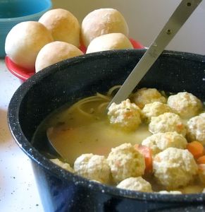 640px-Soup_with_meatballs-01